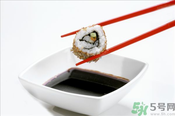 老抽和生抽的區(qū)別方法？怎么區(qū)分生抽和老抽？