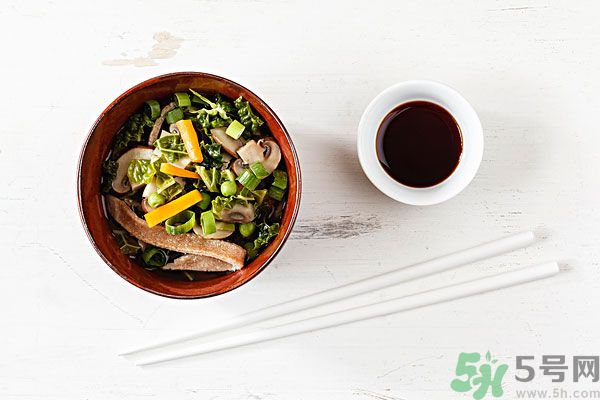 涼拌生菜放生抽還是老抽？涼拌菜放什么醬油好？