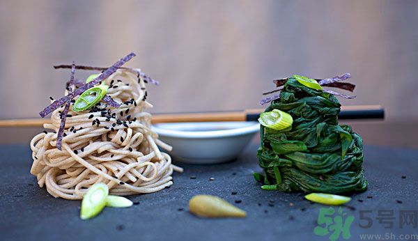 涼拌生菜放生抽還是老抽？涼拌菜放什么醬油好？