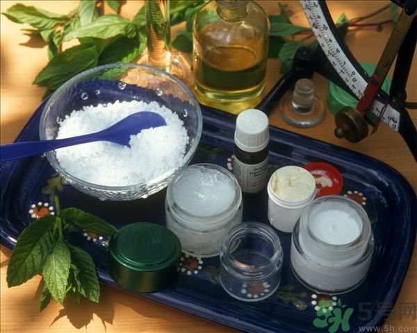 去年沒用完的防曬霜今年還能用嗎？擦護(hù)膚品直接用手取好嗎？