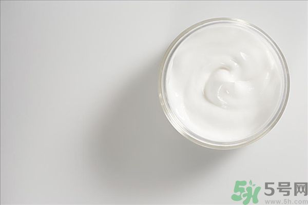 去年沒用完的防曬霜今年還能用嗎？擦護(hù)膚品直接用手取好嗎？