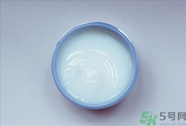 去年沒用完的防曬霜今年還能用嗎？擦護(hù)膚品直接用手取好嗎？