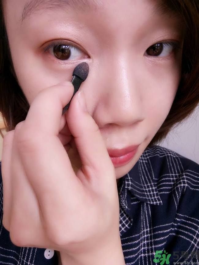 凱朵kate覺(jué)醒鉆光閃耀杏仁三色眼影使用方法及畫法步驟