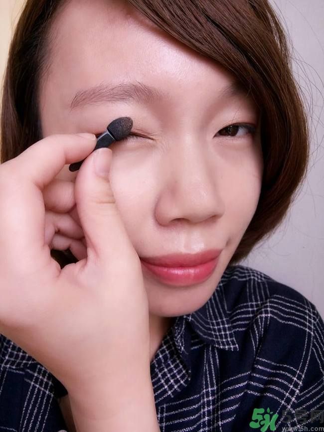 凱朵kate覺(jué)醒鉆光閃耀杏仁三色眼影使用方法及畫法步驟