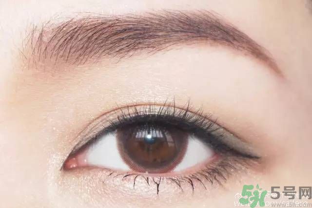 凱朵kate覺(jué)醒鉆光閃耀杏仁三色眼影使用方法及畫法步驟