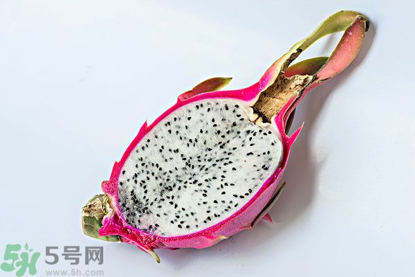 火龍果外面發(fā)霉了里面還能吃么？火龍果外皮爛了還能吃嗎？