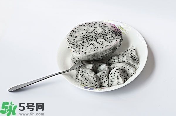 火龍果外面發(fā)霉了里面還能吃么？火龍果外皮爛了還能吃嗎？