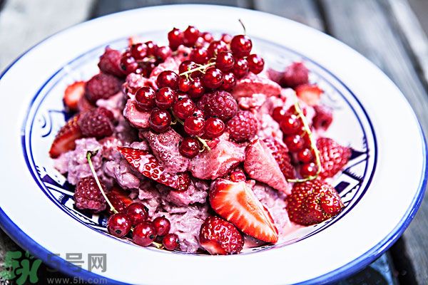 草莓和什么榨汁好喝？草莓榨汁搭配什么好？