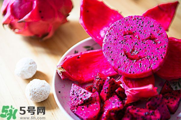 火龍果外面發(fā)霉了里面還能吃么？火龍果外皮爛了還能吃嗎？