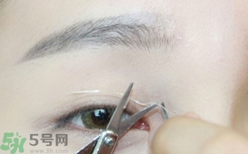 單眼皮怎么變雙眼皮了？單眼皮上面有一條線