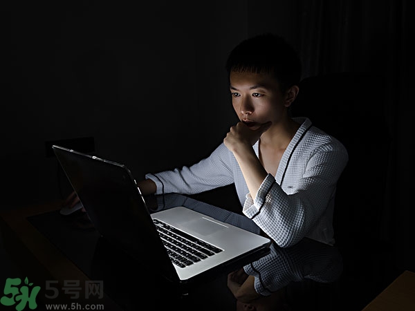 熬夜上火牙齦腫痛怎么辦？熬夜上火喉嚨痛怎么辦？