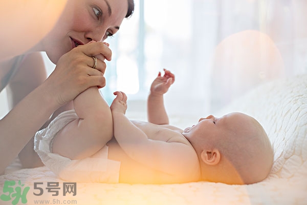 寶寶腳上起水泡怎么辦？寶寶腳底長透明水泡怎么辦？