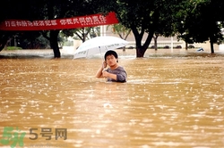 在雨水中走路容易得什么??？在雨水中走路有什么危害？
