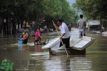 在雨水中走路容易得什么??？在雨水中走路有什么危害？