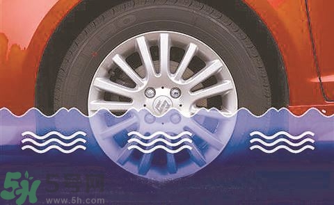 路面雨水多深車輛不宜通行？車輛在雨水中行駛要注意什么？