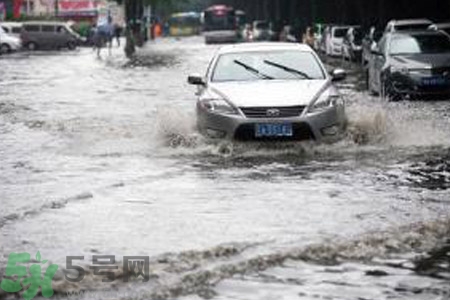 路面雨水多深車輛不宜通行？車輛在雨水中行駛要注意什么？