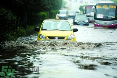 路面雨水多深車輛不宜通行？車輛在雨水中行駛要注意什么？