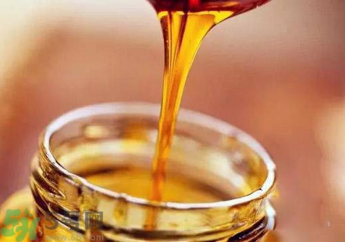 蜂蜜放在冰箱里結(jié)白晶是怎么回事？蜂蜜放在冰箱里結(jié)白晶可以吃嗎？