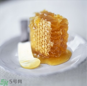 蜂蜜放久了有酒味是怎么回事？蜂蜜有酒味還能喝嗎？