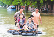 在雨水中走路容易得什么??？在雨水中走路有什么危害？