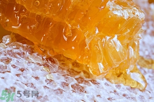 蜂蜜放久了有酒味是怎么回事？蜂蜜有酒味還能喝嗎？