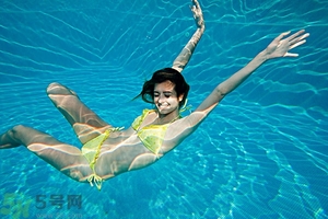 浮潛要穿泳衣嗎？浮潛要穿什么衣服？