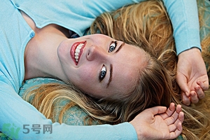 15歲女生接吻會懷孕嗎？女生和男生舌吻會懷孕嗎？