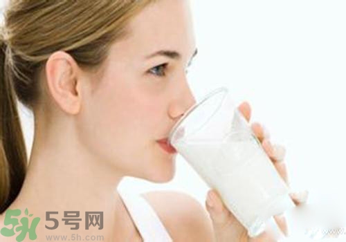 便秘可以喝羊奶嗎？喝羊奶可以改善便秘嗎？