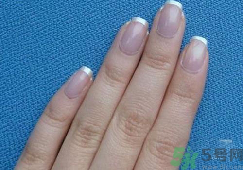 指甲發(fā)紫是什么原因？指甲發(fā)紫是怎么回事？
