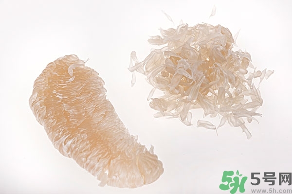 柚子的瓤是紅色正常嗎？柚子里面是紅色的能吃嗎？