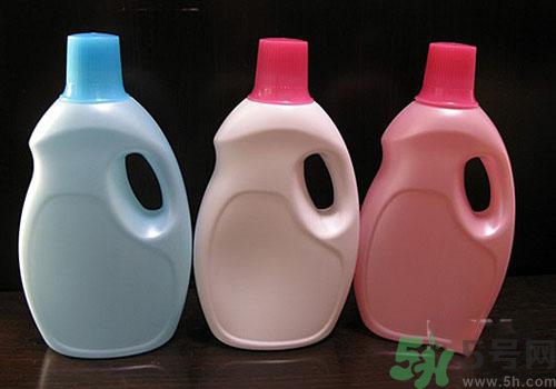 洗衣粉和洗衣液哪個好？洗衣粉和洗衣液哪個更傷手？