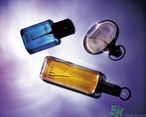 香水是噴在衣服上還是身體上？噴香水的正確位置