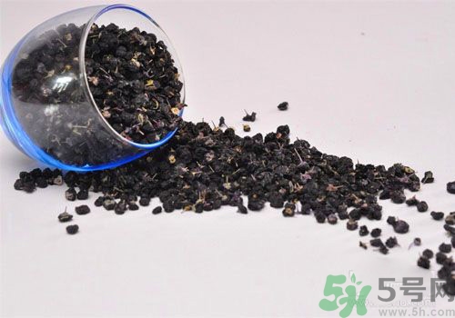 黑枸杞泡水是什么顏色？黑枸杞泡水是紫色的嗎？