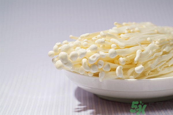 金針菇發(fā)霉了能吃嗎？金針菇長(zhǎng)白毛還能吃嗎？