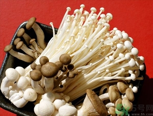 金針菇發(fā)霉了能吃嗎？金針菇長(zhǎng)白毛還能吃嗎？