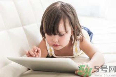 5歲男孩突然大叫頭疼 小孩玩平板電腦的危害有哪些？