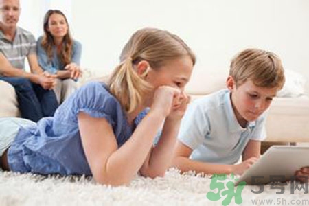 5歲男孩突然大叫頭疼 小孩玩平板電腦的危害有哪些？