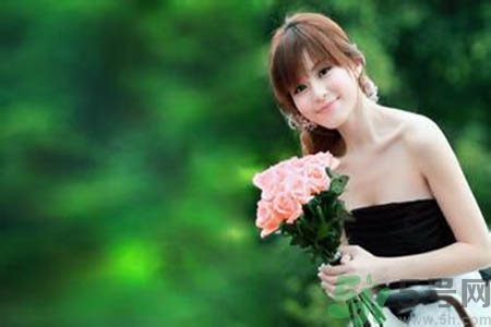 女人為什么一個胸大一個胸小？女人的兩個胸為什么不一般大？