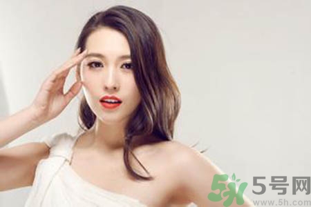 女人為什么一個胸大一個胸?。颗说膬蓚€胸為什么不一般大？