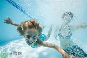 游泳對(duì)嬰兒有什么好處？游泳對(duì)寶寶有什么好處？