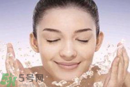 夏季臉上出油怎么回事？夏季臉上出油怎么辦？
