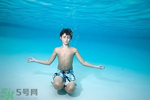 吃完晚飯可以立即游泳嗎？吃完飯游泳對(duì)身體好嗎？