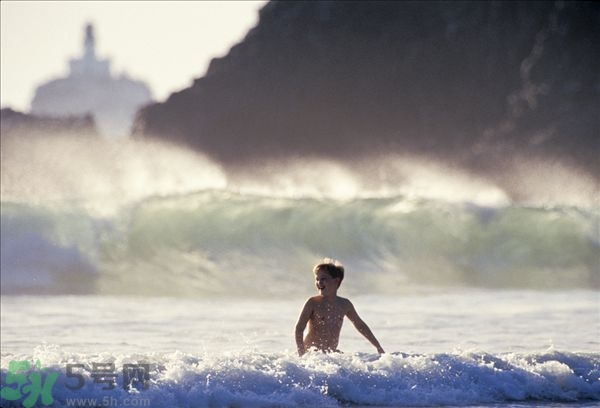 游泳不帶泳鏡可以嗎？在水下可以睜開(kāi)眼睛嗎？