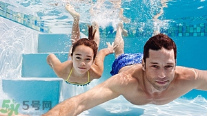 游泳不帶泳鏡可以嗎？在水下可以睜開(kāi)眼睛嗎？