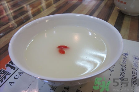 嬰兒能喝米湯加牛奶嗎？嬰兒喝米湯有什么好處？