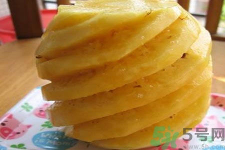 菠蘿為什么要用鹽水泡？吃菠蘿用不用泡鹽水？