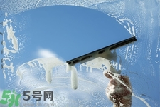 擦玻璃小竅門方法是什么？擦玻璃的小竅門有哪些？