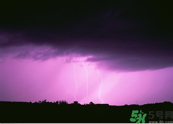 打雷可以撐傘嗎？打雷可以玩筆記本電腦嗎？