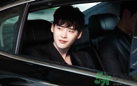 李鐘碩開的什么車？姜哲開的什么車？
