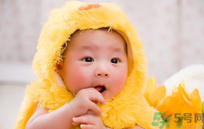 寶寶特別喜歡含著手指睡覺怎么辦？怎樣糾正寶寶含著手指睡覺的習(xí)慣？
